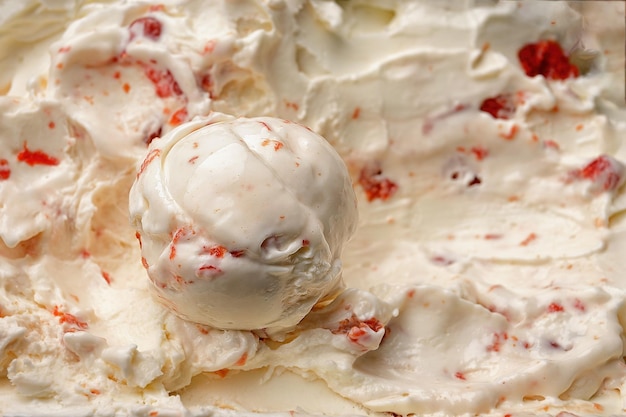 Una bola de helado con un primer plano de cereza