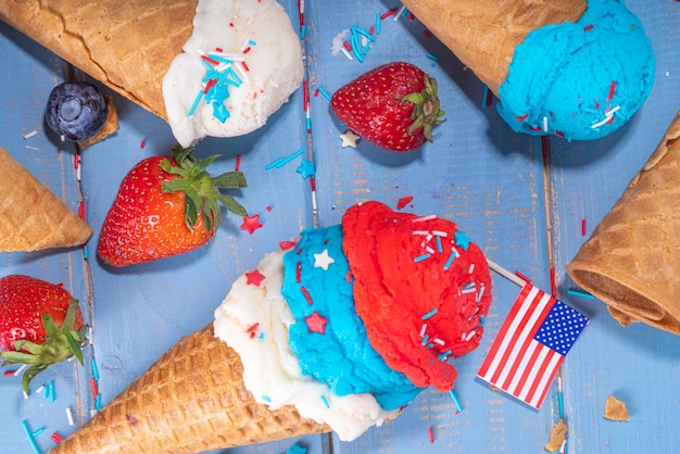 Bola de helado roja, blanca y azul.