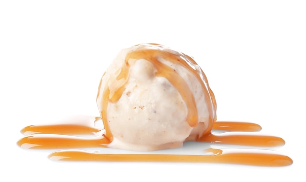 Bola de helado con topping de caramelo aislado en blanco