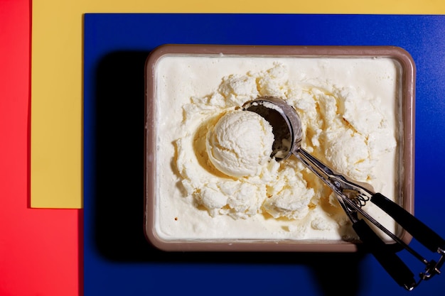 Una bola de helado de vainilla con una cuchara dentro