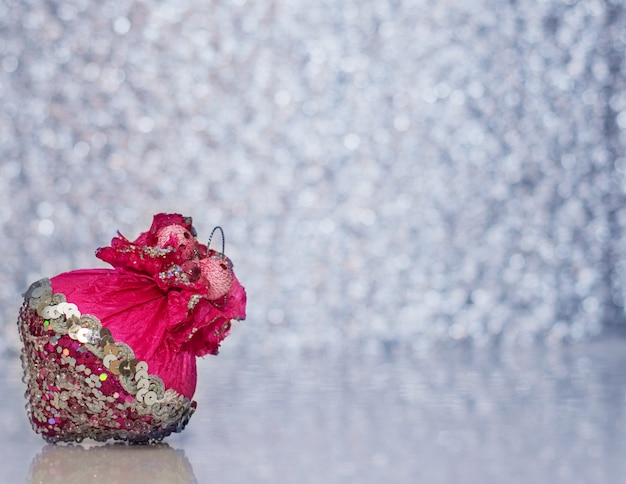 Foto bola hermosa de la navidad en el bokeh.