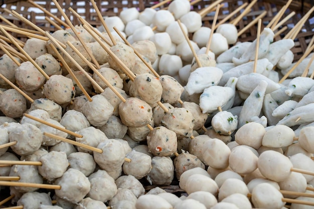 Bola hervida con palos Comida de estilo tailandés Comida rápida callejera en Tailandia cerrar