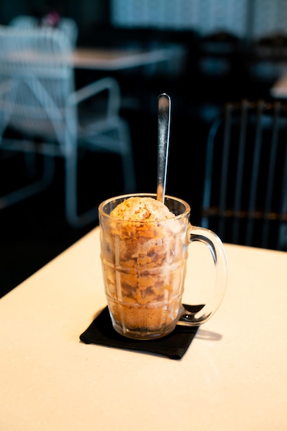 Bola de hielo de té tailandés en vaso