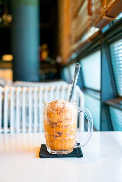 Bola de hielo de té tailandés en vaso