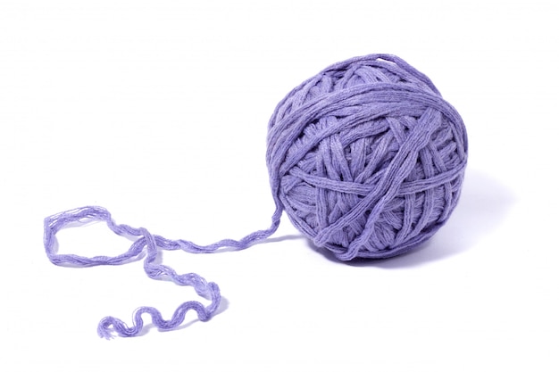 Bola de hilo de lana púrpura aislado en blanco