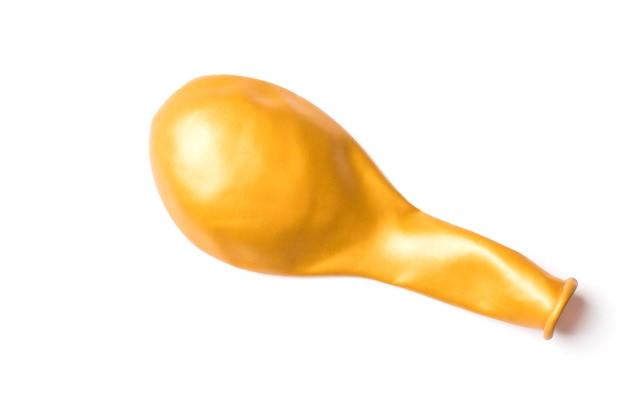 Bola inflable de oro sobre un blanco.