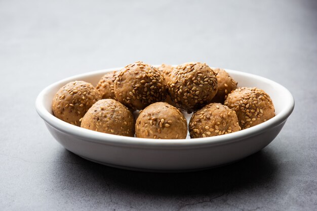 Bola de jaggery de semillas de sésamo o til ke laddo y tilgul o til gul laddu servido en un tazón para el Festival Makar Sankranti en la India