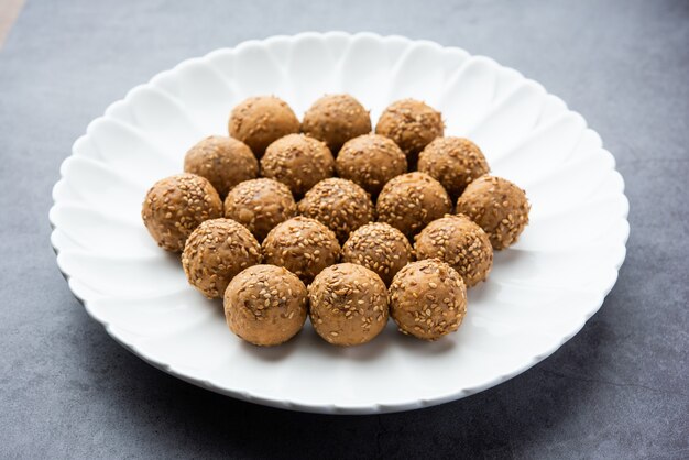 Bola de jaggery de semillas de sésamo o til ke laddo y tilgul o til gul laddu servido en un tazón para el Festival Makar Sankranti en la India