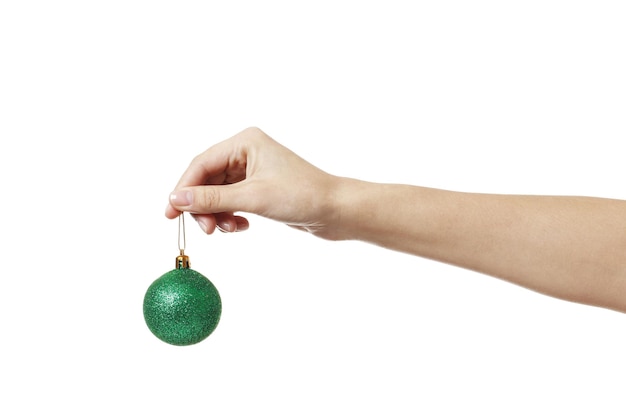 Bola de juguete verde de Navidad para el árbol de Navidad en la mano aislado sobre un fondo blanco.