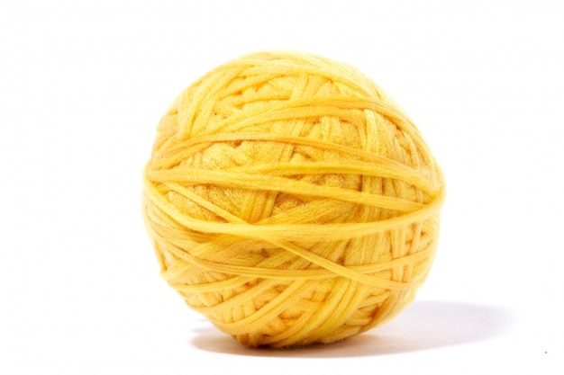 Bola de lana amarilla de hilo aislado fondo blanco.
