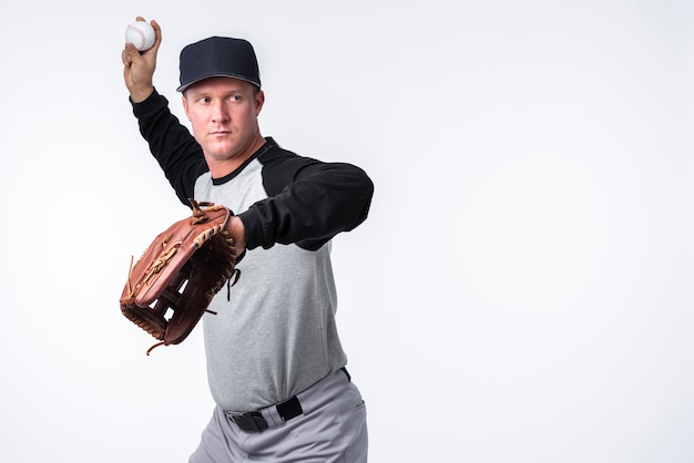 Foto bola de lanzamiento de jugador de béisbol