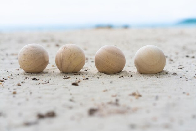 Foto bola de madera en blanco para poner letrero o texto en la playa