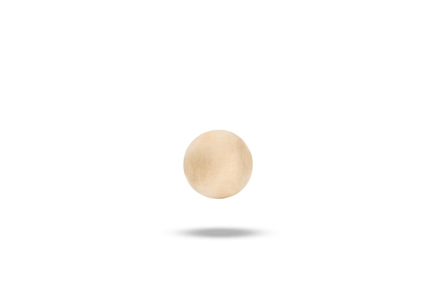 Una bola de madera flotando sobre un fondo blanco con espacio de copia