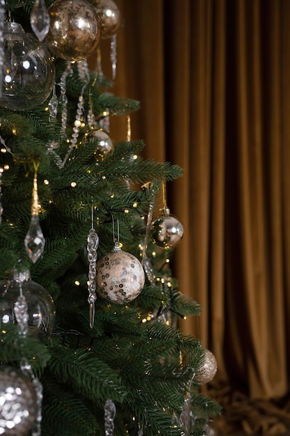 Bola maltratada colgando del árbol de Navidad, close-up