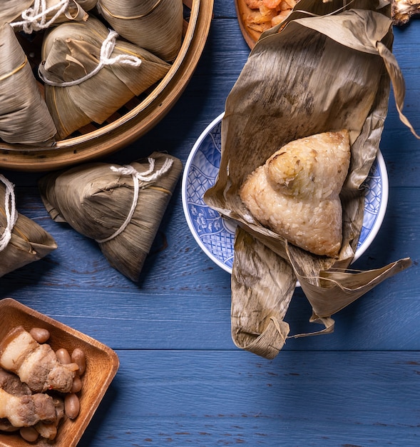 Bola de masa de arroz Zongzi con ingredientes para el tradicional Festival del Bote del Dragón chino