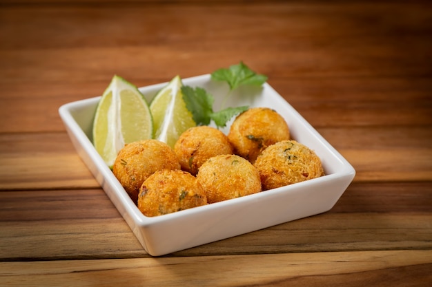 Bola de masa de bacalao. Merienda tradicional brasileña. Bunuelos de bacalÃ £ o.