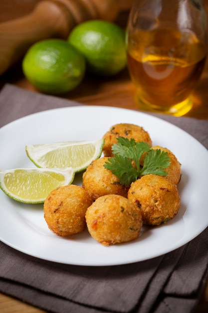 Foto bola de masa de bacalao. merienda tradicional brasileña. bunuelos de bacalã £ o.