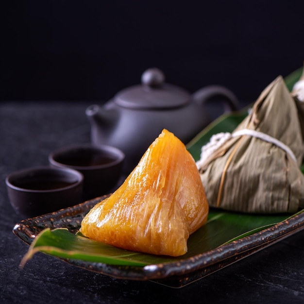 Bola de masa hervida de arroz alcalino zongzi Comida china dulce tradicional de cristal en un plato para comer para el concepto de celebración del Festival Dragon Boat Duanwu cerrar