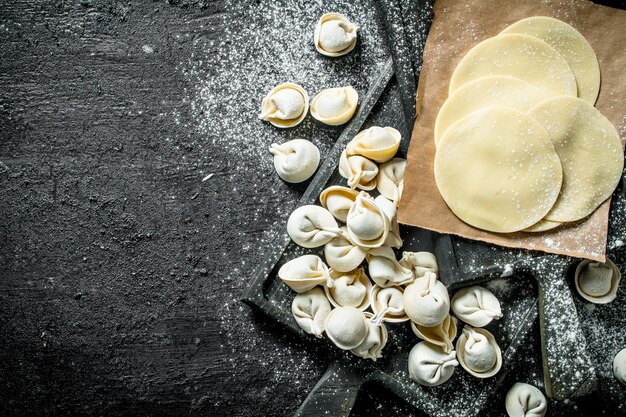 Bola de masa hervida cruda Preparación de bolas de masa hervida con carne de res