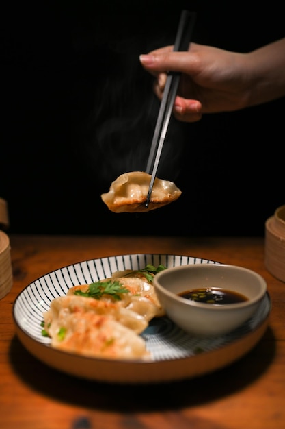 Bola de masa hervida frita china Tasty Gyoza o gyoza japonesa con concepto de salsa de soja asiática casera primer plano