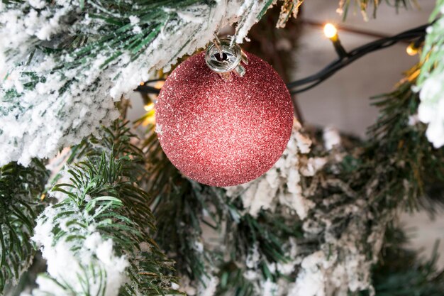 bola na árvore de natal