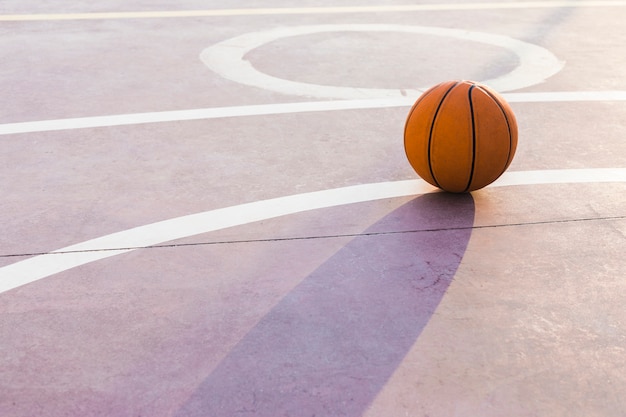 Foto bola na quadra de basquete