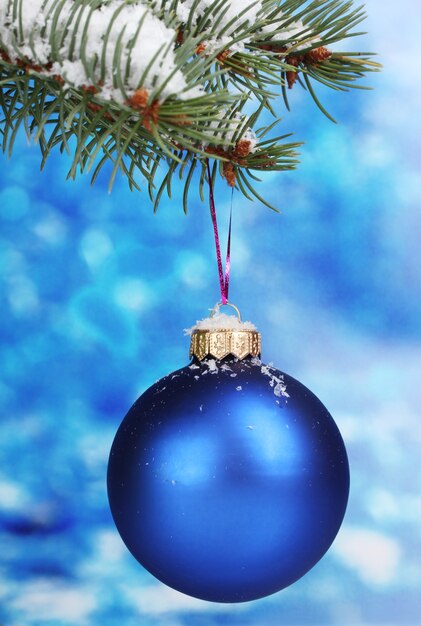 Bola de Navidad en el árbol en azul