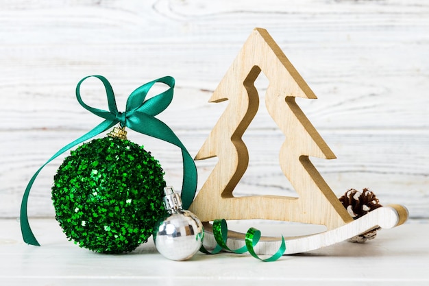 Foto bola de navidad con árbol de madera decorativo en fondo de colores decoración bauble con arco de cinta con espacio de copia