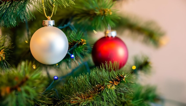 Bola de Navidad para el árbol de Navidad Primer plano de la decoración navideña Año Nuevo y fondo de Navidad