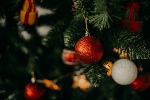 Bola de navidad en el arbol