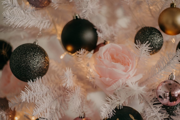 Foto bola de navidad en el arbol