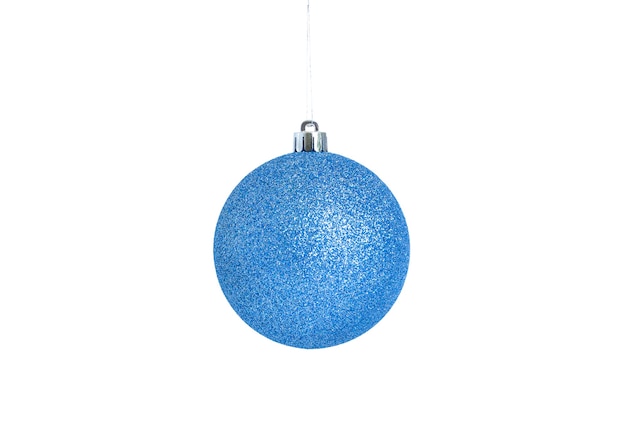 Bola de Navidad azul colgando aislado sobre fondo blanco.
