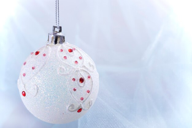 Bola de Navidad blanca sobre un fondo claro decoración navideña closeup juguete redondo para decorar