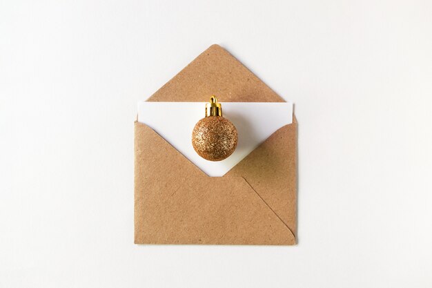 Bola de Navidad brillo dorado en sobre de papel con letra en blanco