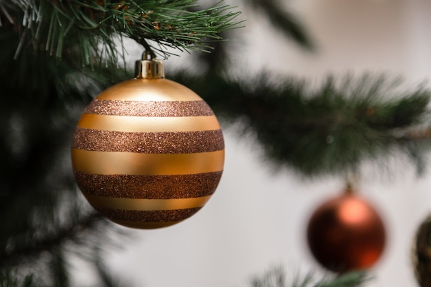 Bola de Navidad colgando de una rama de árbol de Navidad