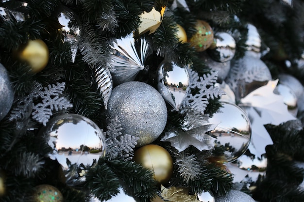 Bola de Navidad colgar en el fondo de fiesta de año nuevo de árbol de pino verde.