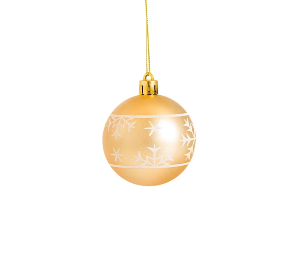 Bola de Navidad de cristal dorado con copos de nieve cuelga de una cuerda aislado sobre fondo blanco.
