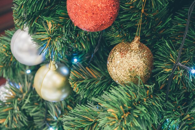 Bola de Navidad decorada sobre fondo de vacaciones de año nuevo de abeto