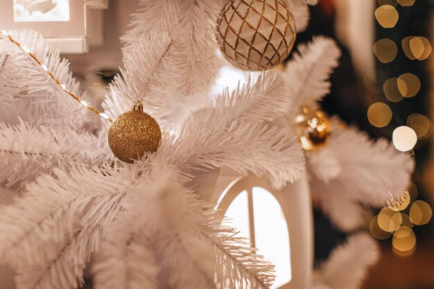 Bola de Navidad dorada colgando del árbol de Navidad Adorno mágico de invierno Vacaciones de invierno