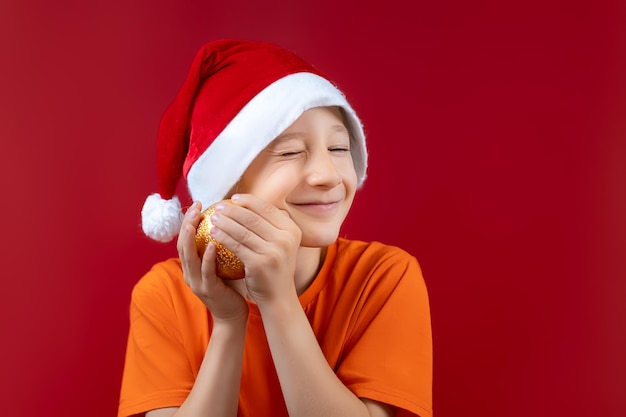 Una bola de Navidad dorada en su rostro.