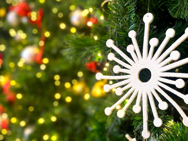 Bola de Navidad hermosa estrella sobre fondo de árbol. feliz año nuevo y feliz navidad 2023