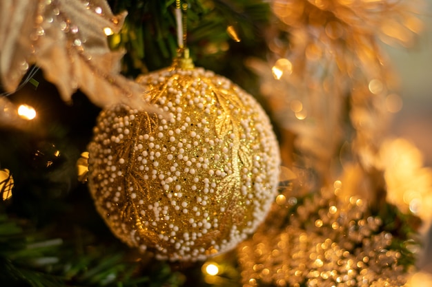 Bola de Navidad moderna colgando del árbol en primer plano