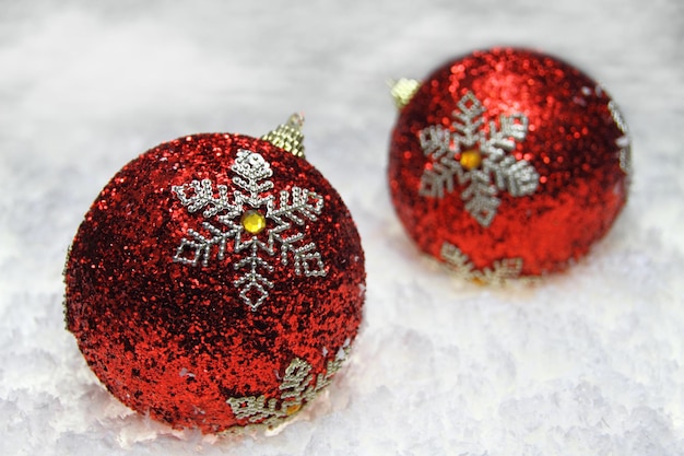 Bola de Navidad en la nieve