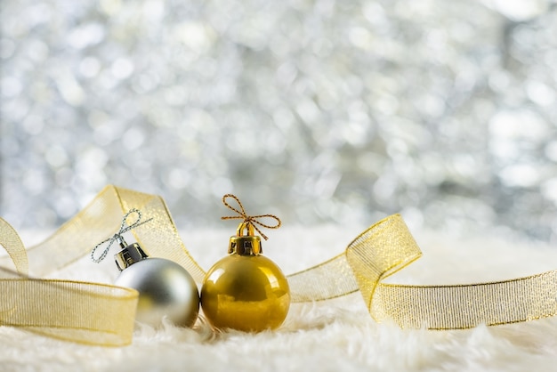 Bola de Navidad de oro y plata en lana
