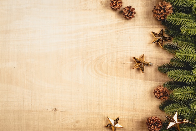 Bola de Navidad y pino con decoración navideña en madera