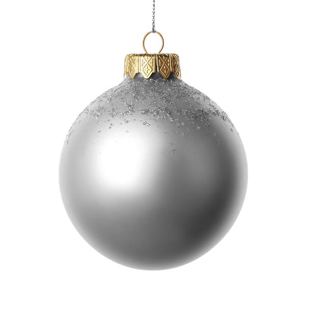 Bola de Navidad de plata sobre fondo blanco.
