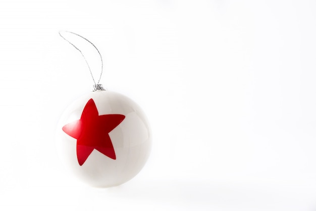 Bola de Navidad roja aislada en blanco