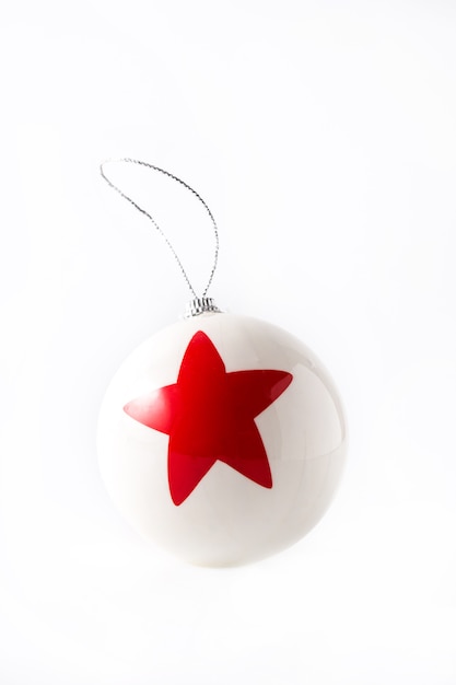 Bola de Navidad roja aislada en blanco