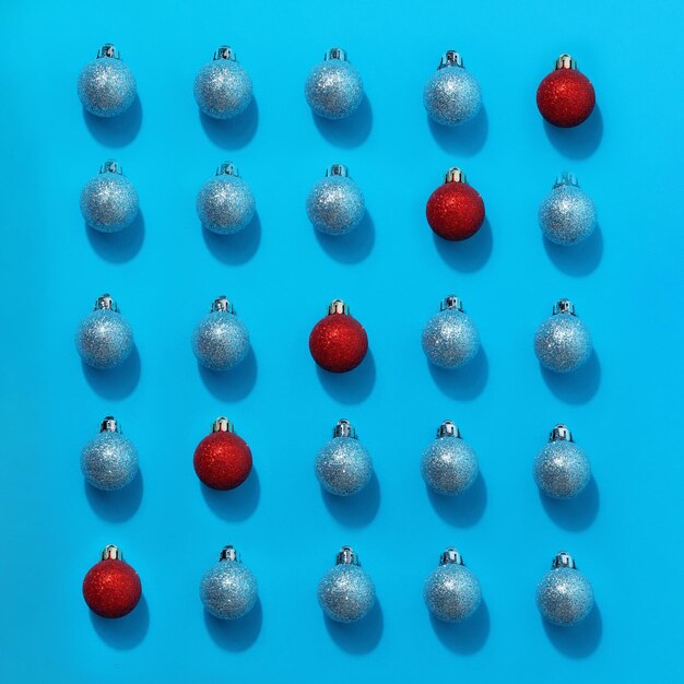 Bola de navidad roja entre bolas azules. concepto de personalidad