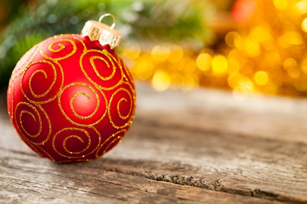 Bola de Navidad roja contra las luces de fondo borroso